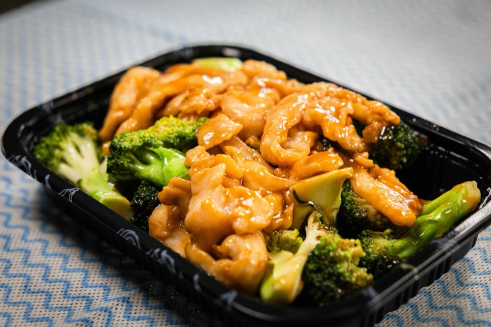 Chicken with broccoli in savory brown sauce